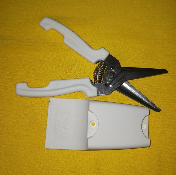Pampered Chef Multi-Purpose Kitchen Shears - White Scissors & Wall Mount - NEW - Picture 3 of 3